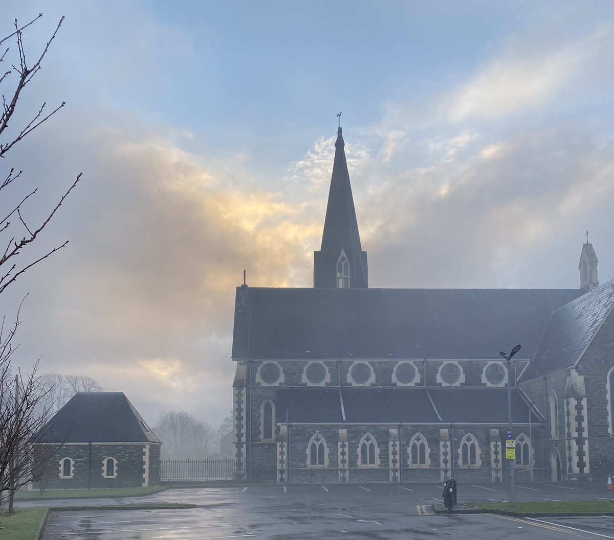 mshanley_m's tweet photo. Day 10 #100daysofwalking #movewithtrisha #Gortagass #OldRailway #Cleady #DromcahanEast #DromcahanWest #Lissaniska #Kilmurry #sunshine #foggy #holycrosschurch #kenmare #Lockdown3 #misty #sundayvibes @100DaysOfWalkin @AimsirTG4 @GetIreWalking @Kenmare_dot_ie @NewstalkFM https://t.co/YSR964ygQK