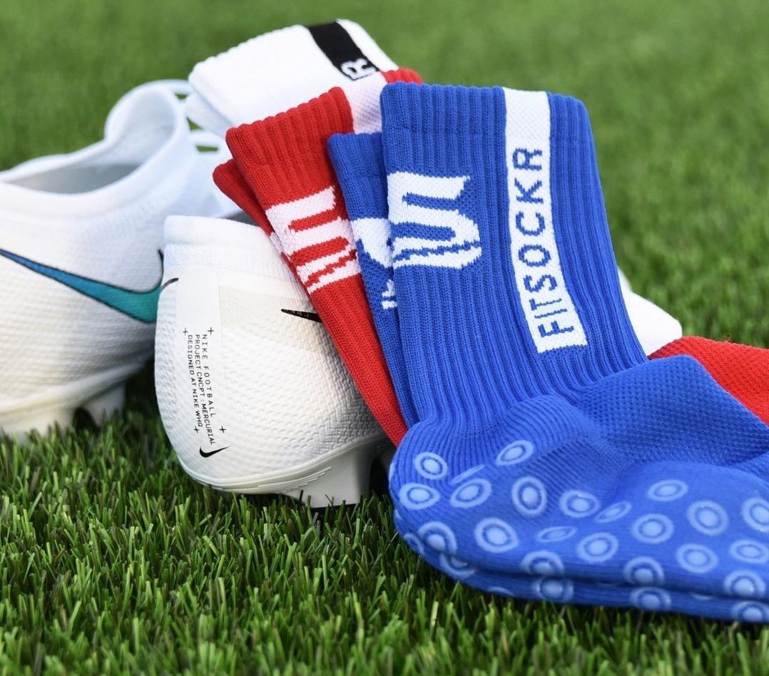 2 vrienden zijn gestart met een bedrijf ''Fitsockr'' zij hebben met medewerking van meerdere topsporters een GRIPSOK ontworpen. Je kunt deze sokken bestellen op fitsockr.nl een retweet zal super zijn om deze top gasten in deze moeilijke periode op gang te helpen 🙏🧦