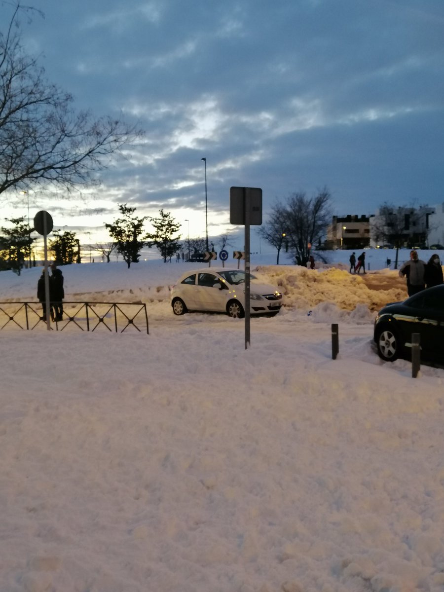 eva_gonzva's tweet photo. @aytogetafe @PoliciadeGetafe @sara_he Domingo a las 18:30 de la tarde y con la nieve hasta las rodillas, calles sin acera ni carretera, está empezando hacerse placas de hielo¿os acordáis que el barrio de Buenavista @BuenavistaGeta existe? https://t.co/iZAXt4MiO8