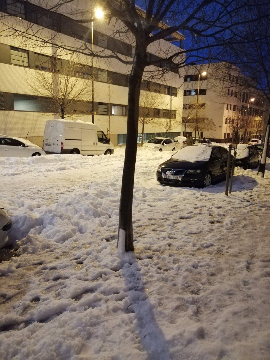 eva_gonzva's tweet photo. @aytogetafe @PoliciadeGetafe @sara_he Domingo a las 18:30 de la tarde y con la nieve hasta las rodillas, calles sin acera ni carretera, está empezando hacerse placas de hielo¿os acordáis que el barrio de Buenavista @BuenavistaGeta existe? https://t.co/iZAXt4MiO8
