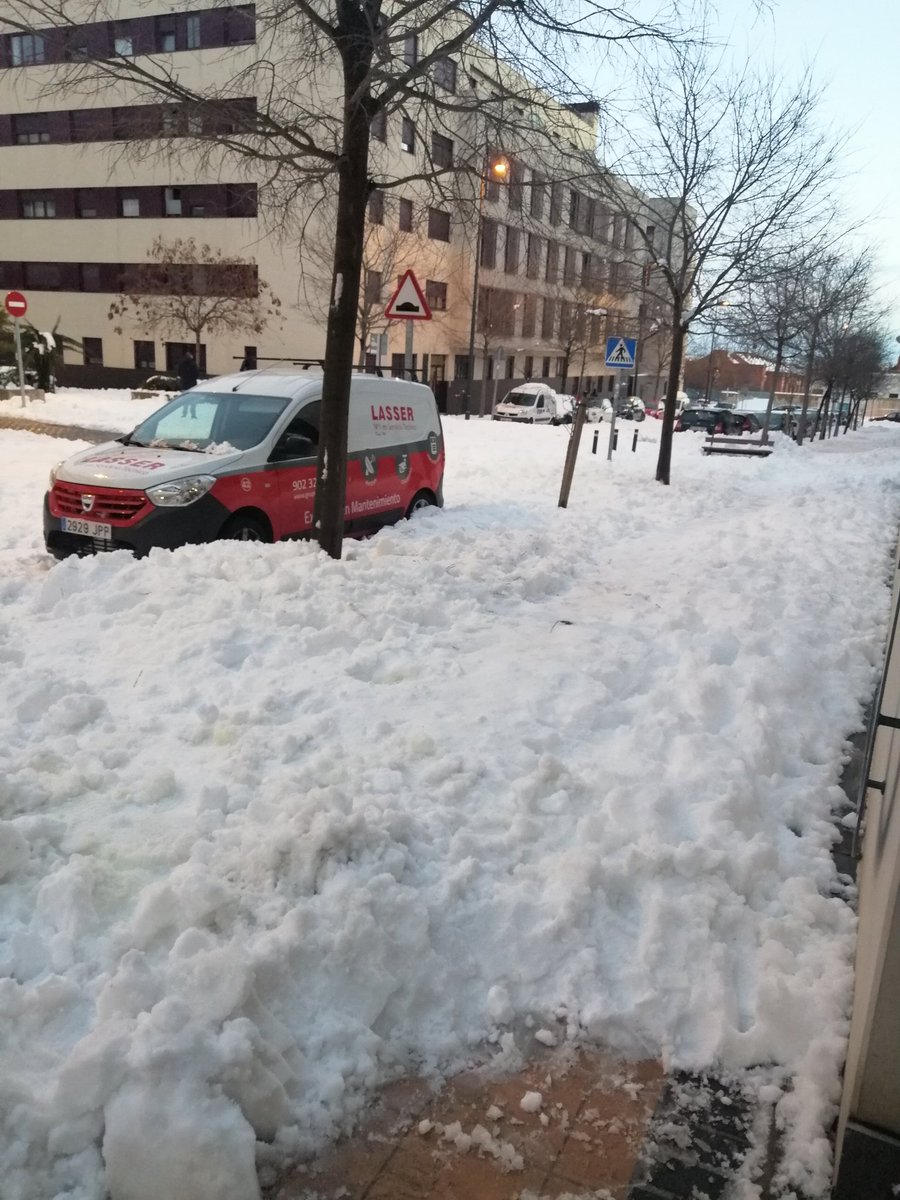 eva_gonzva's tweet photo. @aytogetafe @PoliciadeGetafe @sara_he Domingo a las 18:30 de la tarde y con la nieve hasta las rodillas, calles sin acera ni carretera, está empezando hacerse placas de hielo¿os acordáis que el barrio de Buenavista @BuenavistaGeta existe? https://t.co/iZAXt4MiO8