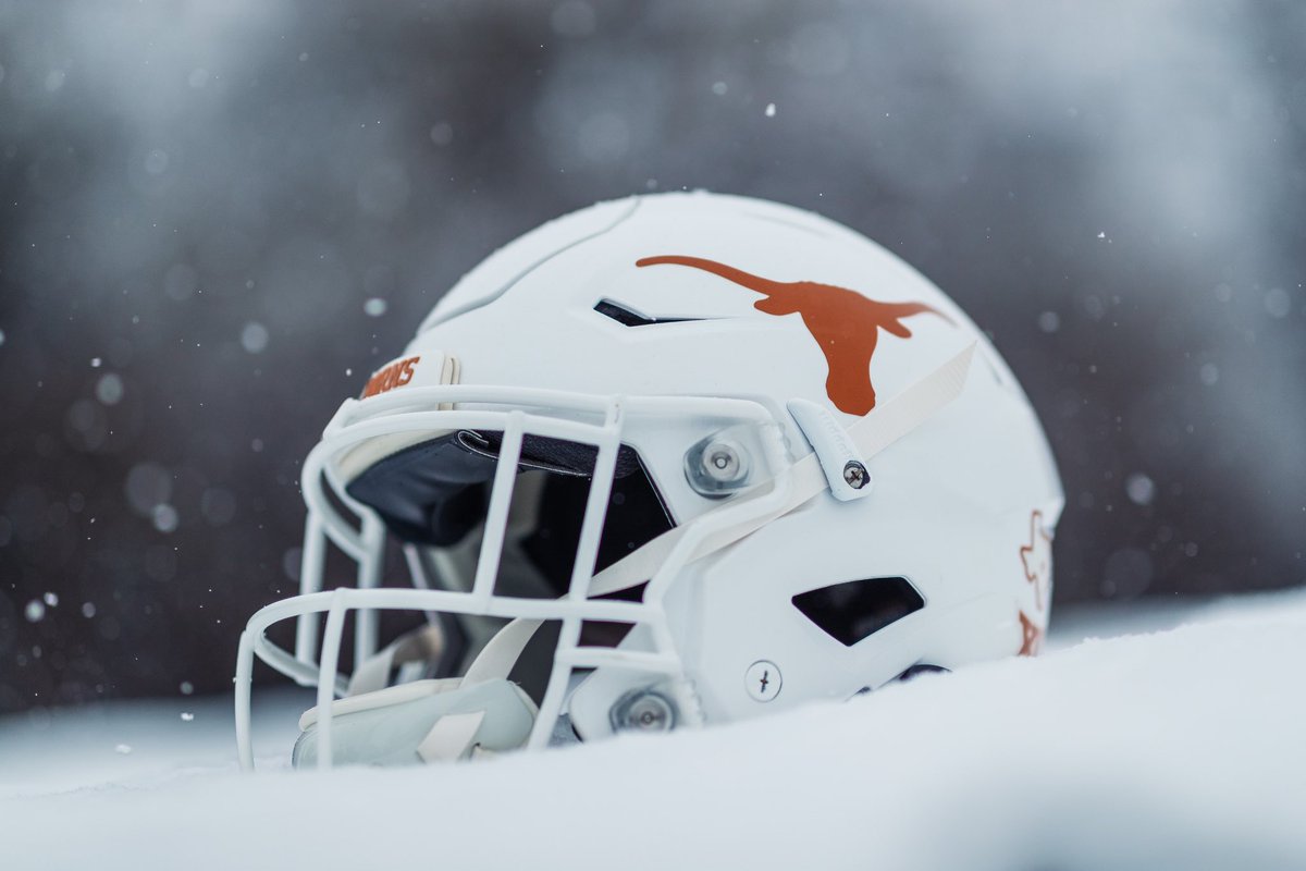 TexasFootball's tweet photo. An Icy White day in Austin, TX 🤘❄️ https://t.co/t3OsOUO7lJ