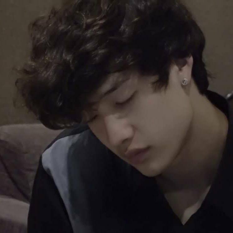 bang chan’ natural curly hair: a necessary thread 🖤