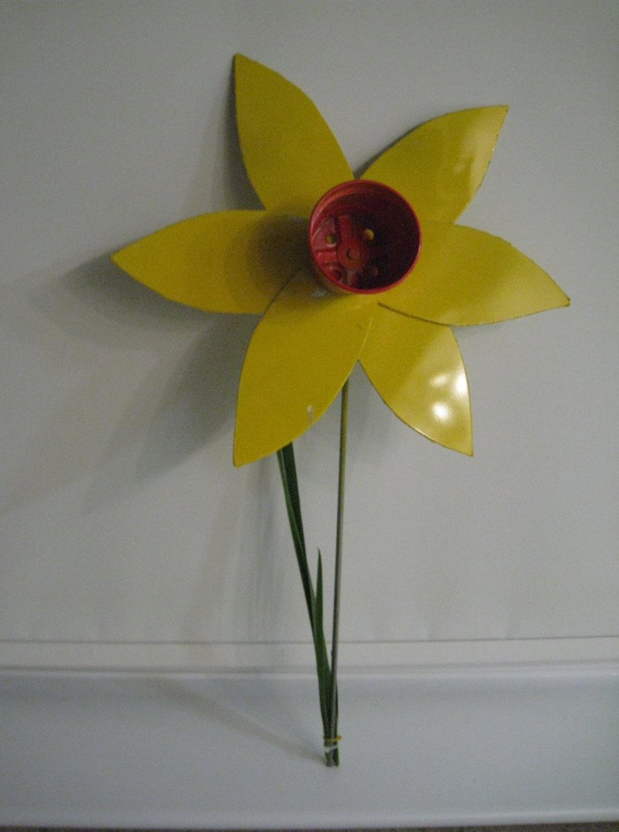 pottyplotters's tweet photo. #Recycle flat plastic cut into petal shapes painted yellow. Glue them together. #Reuse 3” plastic plant pot for centre & glue onto petals. #Reattach old knitting needle & glue in place for stalk. Perfect for a shed or simply to share outdoors with people passing by to make them😃 https://t.co/mWR4Sf7LzX