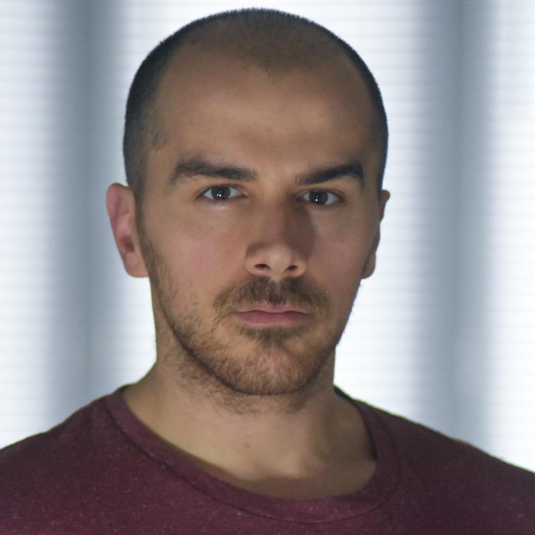 Entering 2021 with a new look, stronger mindset and hopefully the last time I'll have to take my own headshot! 😅

#headshot #actor #director #writer #screenwriter #acting #lighting #slaphead #egg