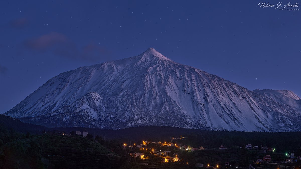 NelsonAcosta80's tweet photo. Así lucía anoche el Teide, no se me ocurre mejor manera de empezar el año que con el coloso nevado. Dejo otra fotito siguiendo el hilo 👇 https://t.co/7kZIOLj8mV