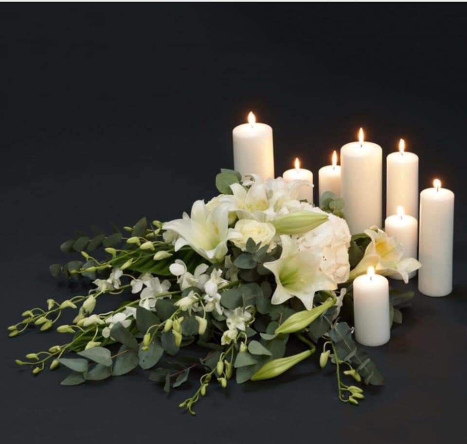 Память в день рождения умершего. Траурная свеча. Свеча похоронная. Поминальные цветы. Цветы и свечи.
