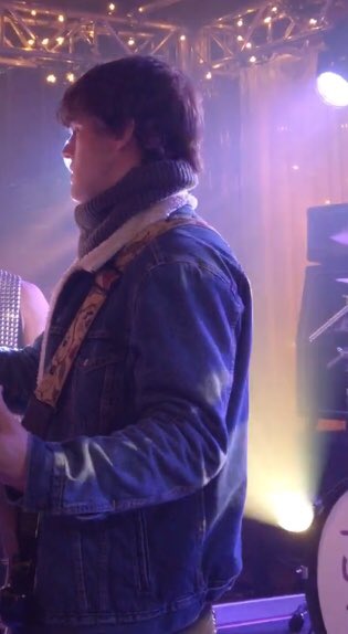 THIS THIS the scarf 🤧