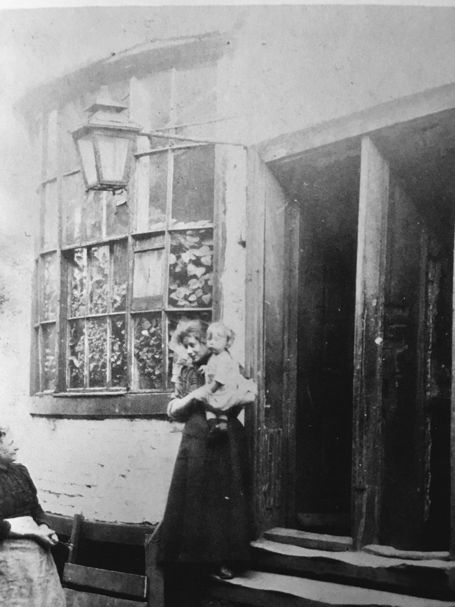 Mother and child in a court off High Street. An 1884 report by the Hull Sanitary Association described “fifty houses under the shadow of the Town Hall, which are a disgrace to civilisation. It is a colony distinct from the Hull we know.”