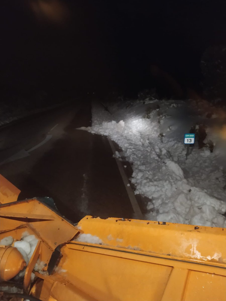 julensanp's tweet photo. Continuamos haciendo frente al temporal #Filomena en la provincia de Albacete. Precaución, eviten desplazamientos. Continúan cerrados al tráfico los ptos. del Barrancazo, Crucetas y Bellotar, y se puede circular aunque con mucha dificultad en la CM3133 entre El Bonillo y Munera. https://t.co/qxGMtmqznk