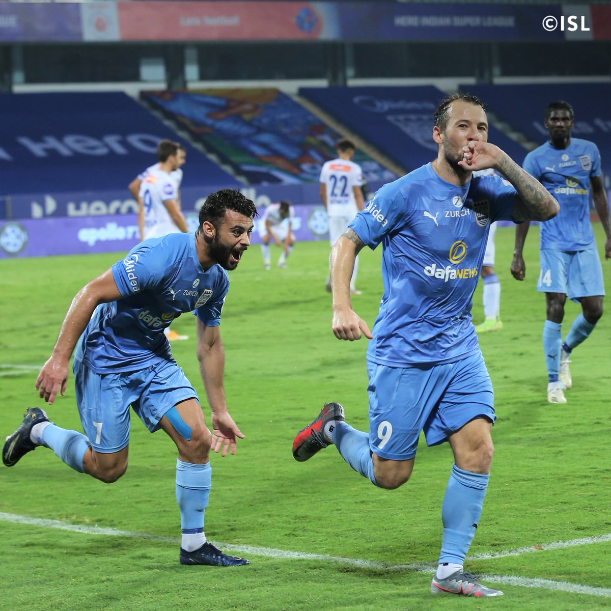 IndSuperLeague's tweet photo. Impenetrable @atkmohunbaganfc defence 🛡️
                         ⚔️
Unstoppable @MumbaiCityFC offence🏹

Which side will prevail in #ATKMBMCFC? 🤔

#HeroISL #LetsFootball https://t.co/C1BJgmwy0L