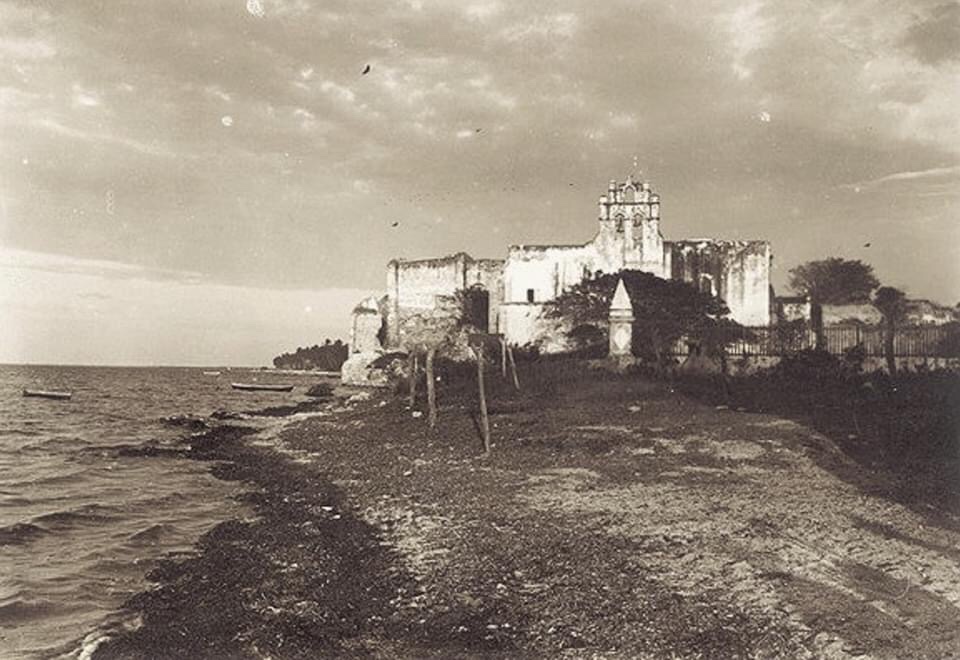 inahcampeche's tweet photo. El templo y convento de San Francisco a principios del s. XX y en la actualidad. Destacan el enorme cambio que significó el ganar terrenos al mar, así como la destrucción del atrio que funcionó como cementerio hasta finales del s. XIX, y de parte del conjunto conventual https://t.co/SlTIbJsiRC