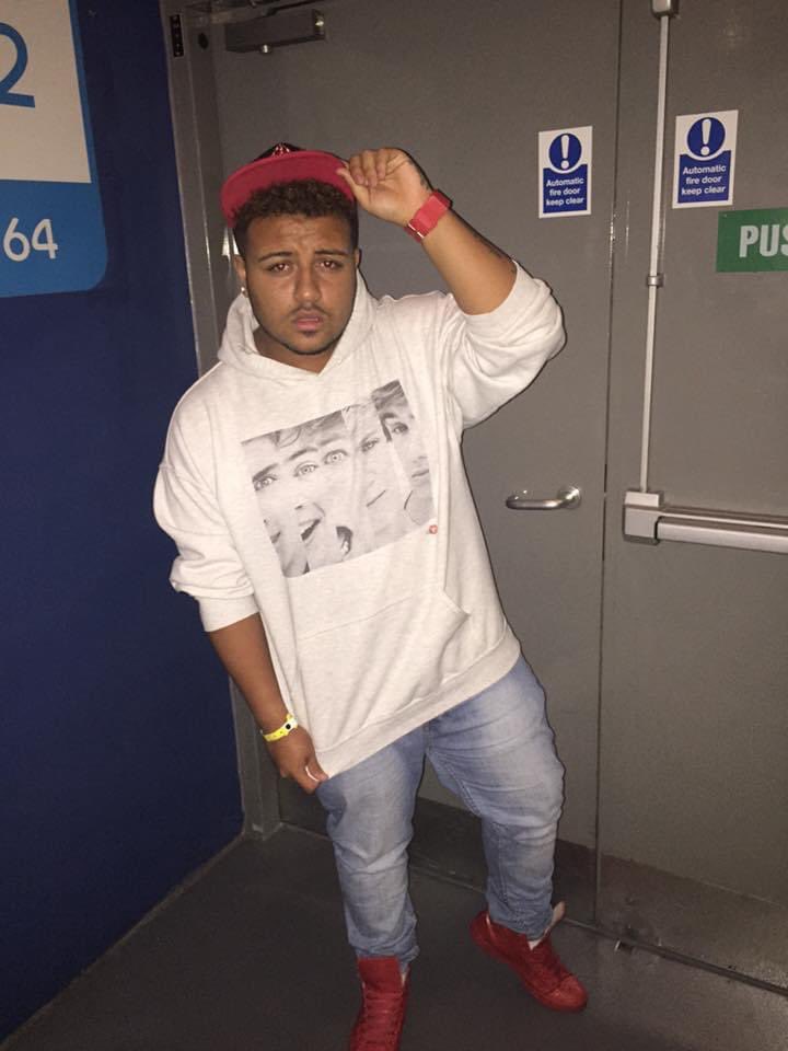 Official_Jamal's tweet photo. 🤩 20K GIVEAWAY 🤩 
-
To enter u need to b following me on here &amp; Instagram - IG.JamalsWorld. You need to RT &amp; LIKE this tweet! The winner will get a signed item by a member of 1Direction! (International giveaway) 
—
I will be picking the winner from THIS tweet! Good luck besties https://t.co/lMeGmrgX3w