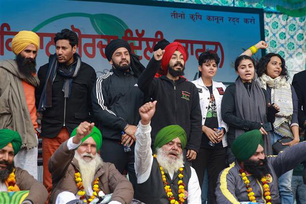 ReallySwara's tweet photo. #CharhDiKala #artistswithfarmers #farmersprotest #tikriborder https://t.co/YaTiwJEgkP
