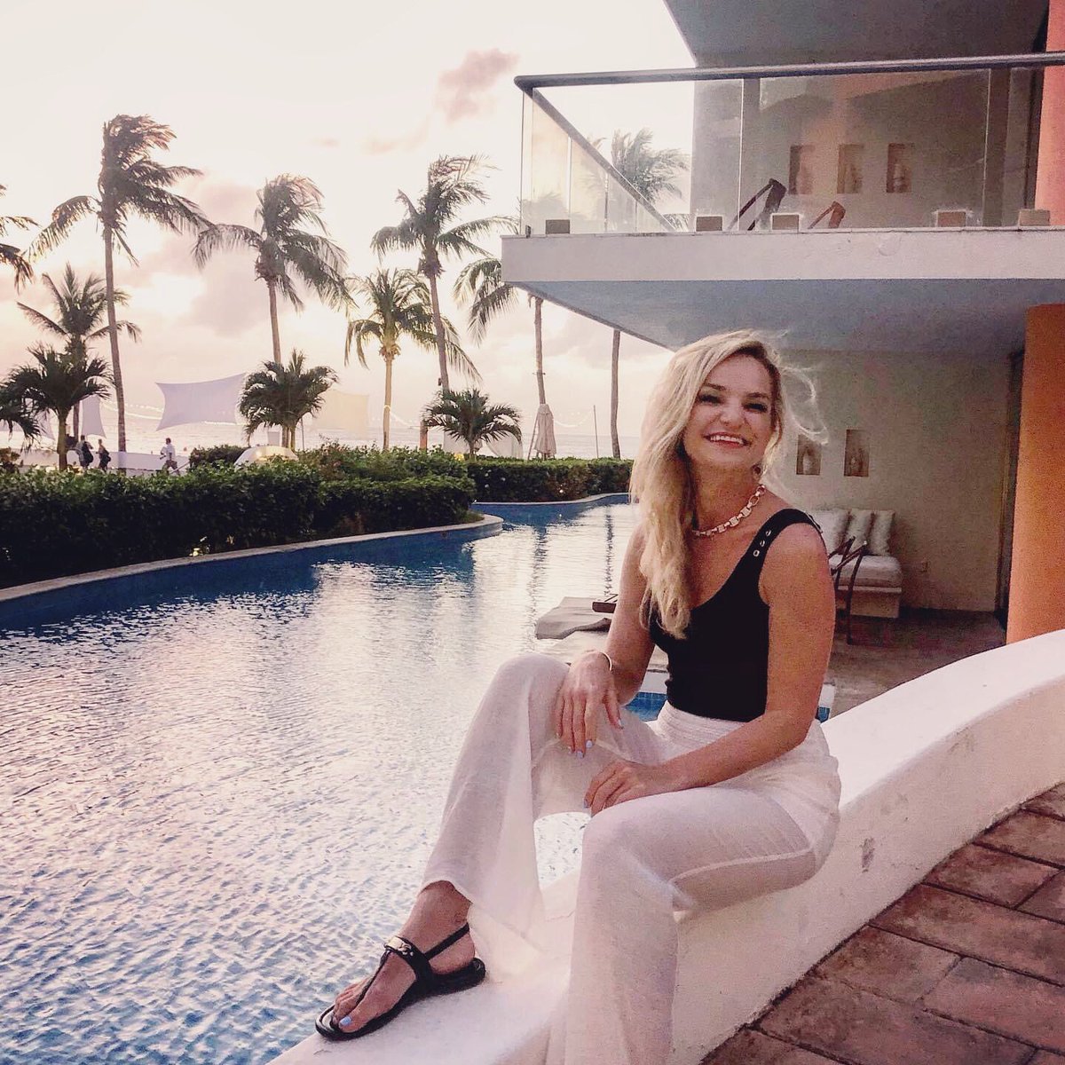 IrenaKaranetzMD's tweet photo. ”𝑰𝒕 𝒂𝒍𝒍 𝒃𝒆𝒈𝒊𝒏𝒔 𝒂𝒏𝒅 𝒆𝒏𝒅𝒔 𝒊𝒏 𝒚𝒐𝒖𝒓 𝒎𝒊𝒏𝒅. 𝑾𝒉𝒂𝒕 𝒚𝒐𝒖 𝒈𝒊𝒗𝒆 𝒑𝒐𝒘𝒆𝒓 𝒕𝒐 𝒉𝒂𝒔 𝒑𝒐𝒘𝒆𝒓 𝒐𝒗𝒆𝒓 𝒚𝒐𝒖.” ✨

~ 𝑳𝒆𝒐𝒏 𝑩𝒓𝒐𝒘𝒏⁣

𝑫𝒐 𝒚𝒐𝒖 𝒂𝒈𝒓𝒆𝒆? 🤍

#memories #thehappyplasticsurgeon    #ichoosehappiness https://t.co/z5PG1z4UQ3