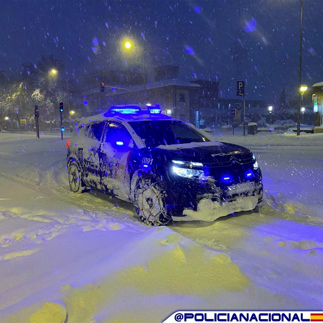 policia's tweet image. ⚠️ Mañana, lunes, será un día crucial 

➡️ Sigue la alerta,se prevén placas de hielo y continúan las dificultades en los accesos a ciudades y polígonos industriales

Para evitar bloquear el paso de mercancías y servicios esenciales:
NO TE DESPLACES EN VEHÍCULO SI NO ES INEVITABLE