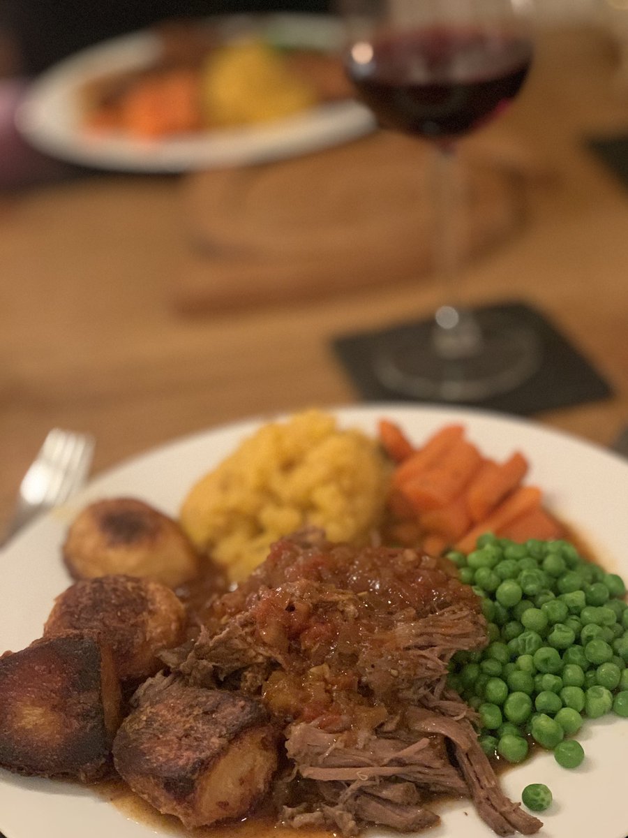 jono_eckley's tweet image. Gotta love pulled beef brisket to set you up for the week ahead #pulledbrisket #lowandslow #britishbeef #makeitbeef #britishveg #WeEatBalanced #sundayroast #sundayvibes #weekend
