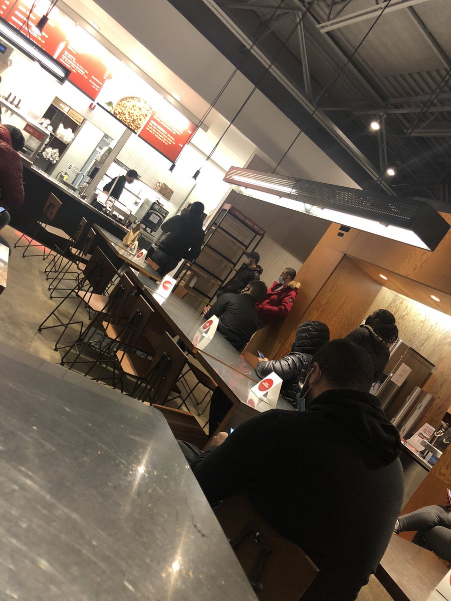 mikeiley's tweet photo. @ChipotleTweets - why do you take walk in orders when there are 20+ people waiting on overdue online orders? https://t.co/fI7iWL7ClT