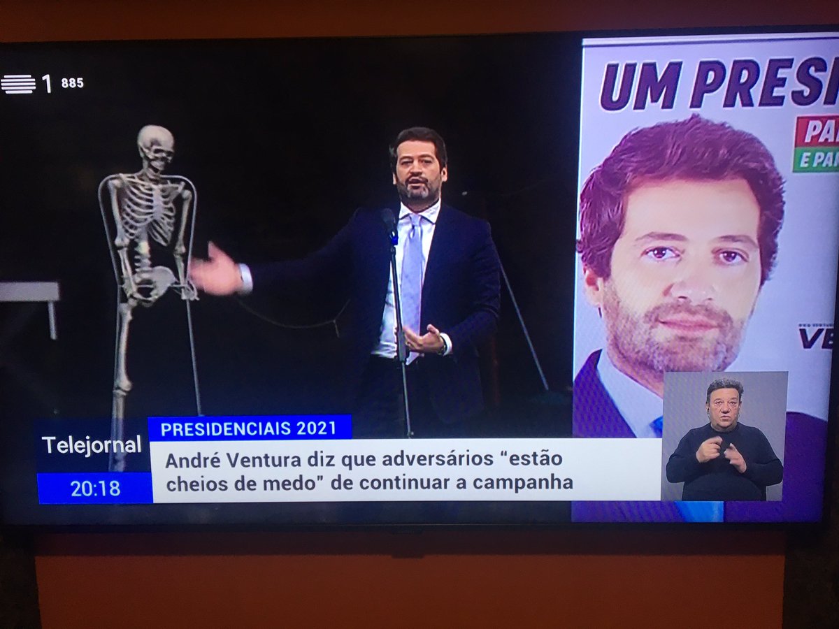 TiagoCCaetano's tweet photo. Para além da manifestação anti-fascista à porta, os funcionários do teatro de Serpa tinham uma surpresa para o Venturinha. https://t.co/pRFiAx8Hsb