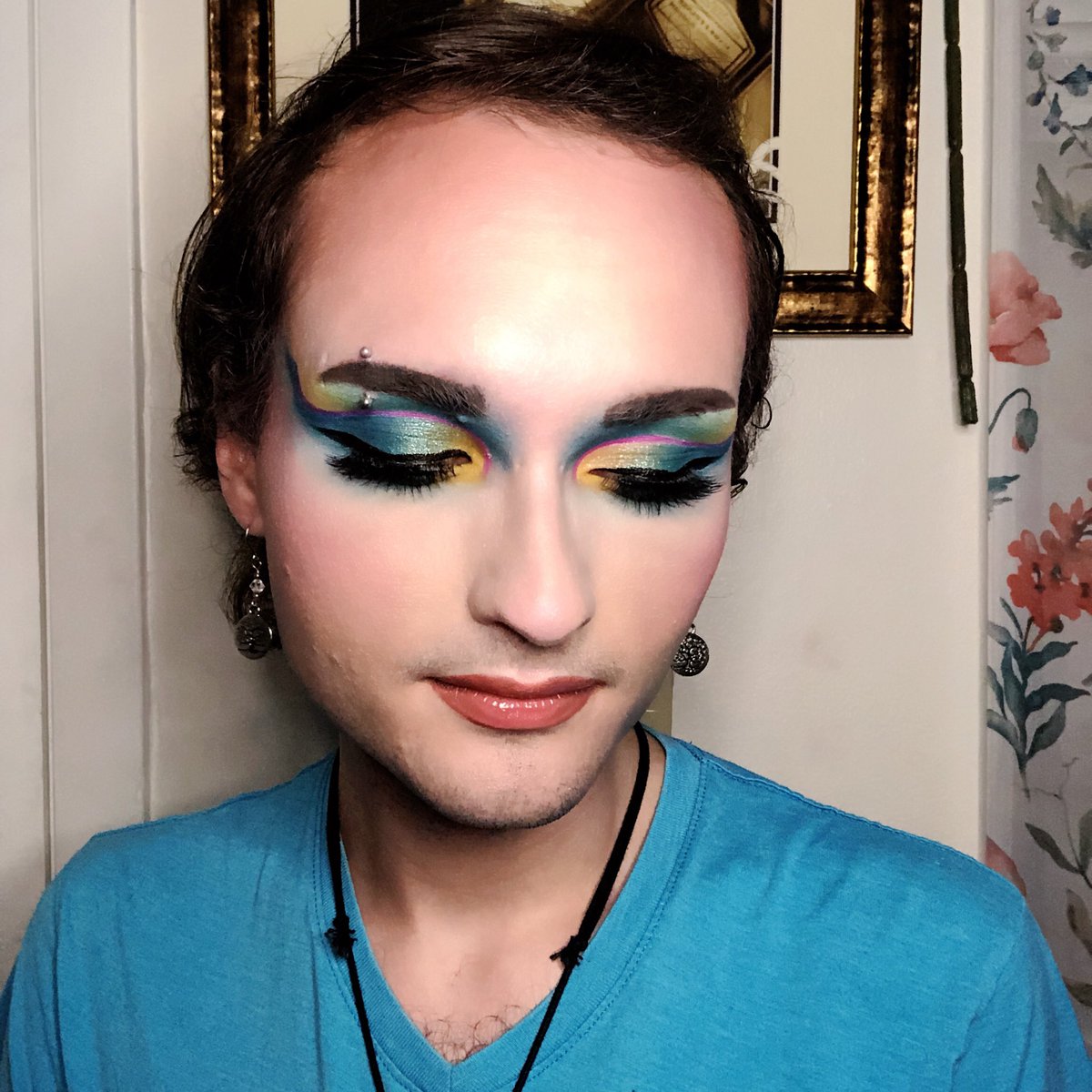 ITSAPHAZIA's tweet photo. hiii i’m quinn and #IAmNonbinary 💕 i’m an aspiring makeup and drag artist; i’m agender (most likely, it’s the best fit for me) and i use any pronouns ❤️ https://t.co/DAcrzsaHEi