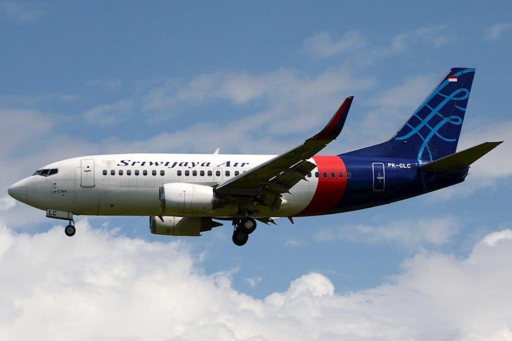 UltimatumMx's tweet photo. #ULTIMAHORA
⚠️ #Indonesia confirma un accidente de #avión con 62 personas a bordo, entre ellas 10 niños, frente a la costa de #Yakarta
Se trata de un #Boeing737 -524 que se estrelló en el #MardeJava pocos minutos después de despegar del Aeropuerto Internacional #Sujarno-Hatta. https://t.co/esq4saj3mF