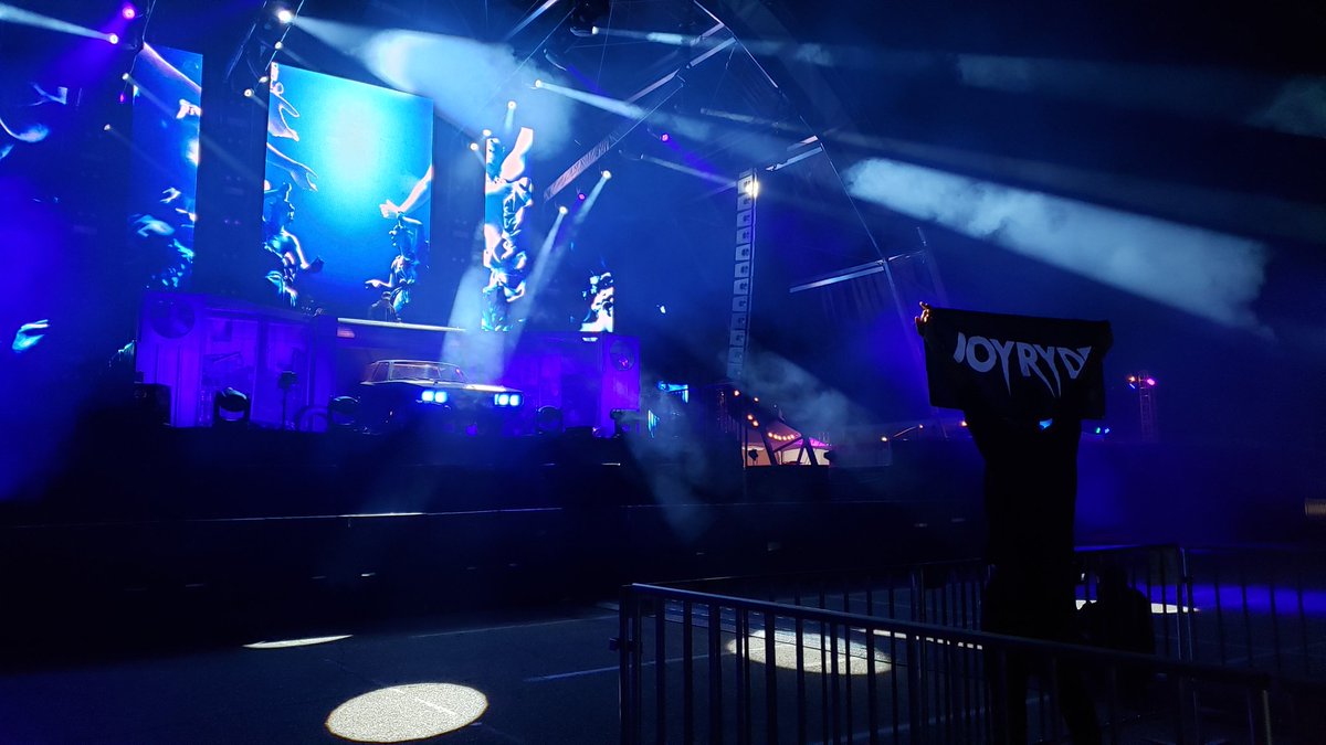 TheArtistCAPS's tweet photo. @natalie_rmagana @habstrakt @enJOYRYDE My group and I were front row as well! What an amazing show! Glad to hear you didn't get kicked out!! 🤘🏽

Here's a photo I took from @enJOYRYDE's set https://t.co/1swZnNi7tO