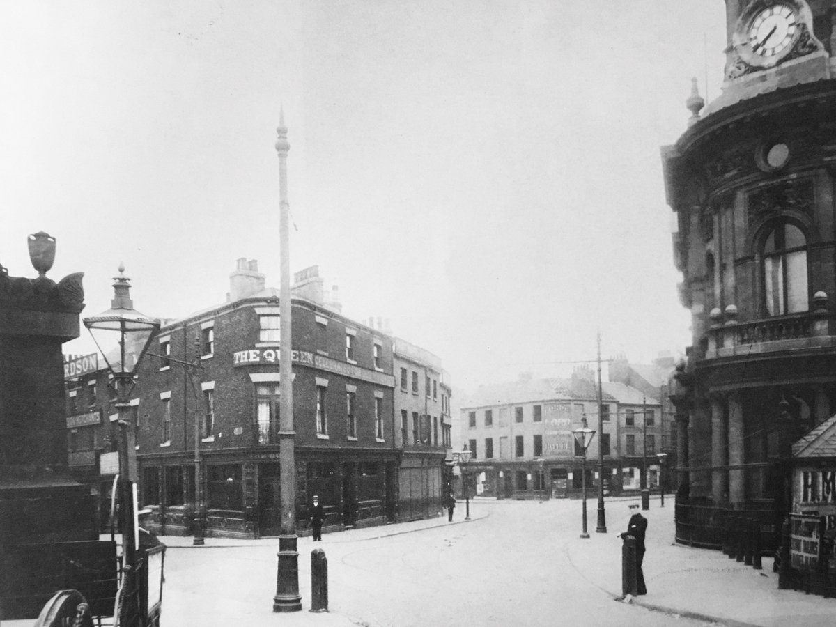 Taken in 1899, this shows what is now the Maritime Museum to the left and the Wilberforce Monument to the right. The streets inbetween would eventually be demolished to make way for Queen Victoria Square.