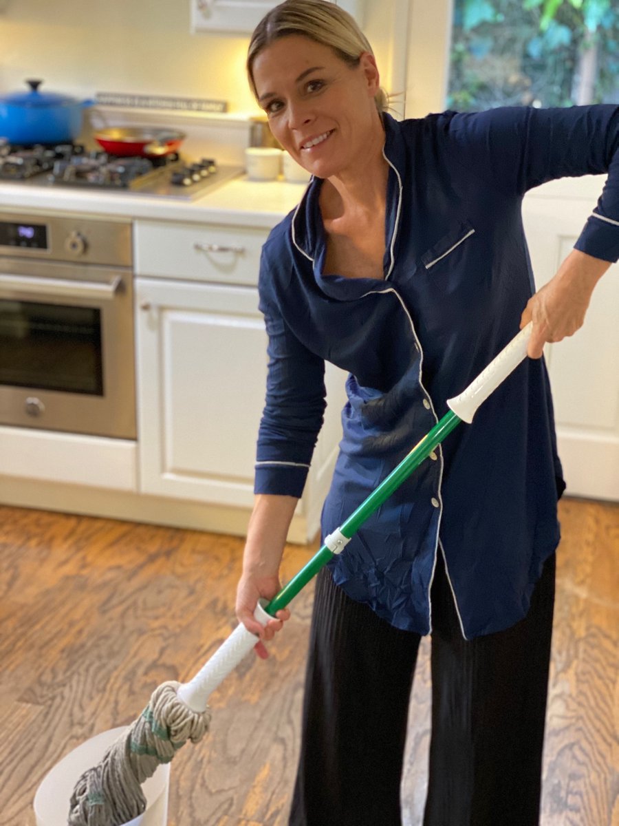 catcora's tweet image. 🎶 Grab a bucket and a mop... 🤣🤣🤣 #theressomefloorsinthishouse #WAP #weekendcleanup