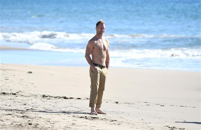 ScottCaanCom's tweet photo. Happy new year everyone ✨ Scotty out &amp; about on the beach ✨ https://t.co/iBNWWI9KpX