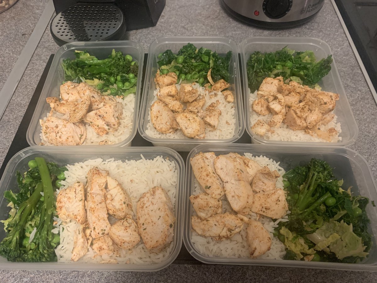MBridger's tweet photo. Before anything else, preparation is the key to success. 🍗🍚🥦
#mealprep #failtopreparepreparetofail #asundaywellspentbringsaweekofcontent #boxing #boxer #healthyeating #healthy #champ #champion #lifestyle #boxinglife #chickenricebowl #bangerbridger https://t.co/0r9s5wgFKr