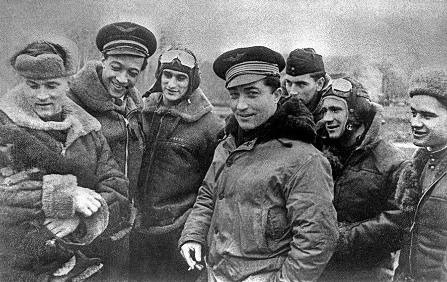 Pilots of the Red Air Force alongside Free French pilots of the Normandy Air Squadron, posted in the Eastern Front. Over the course of the war, the unit would score 273 victories and losing 46 pilots. When they returned home, they brought with them Soviet aircraft gifted to them.