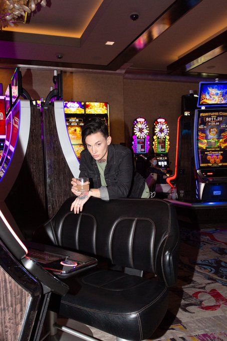 RT if I could pick you up in Vegas and take you back to my room😜😚 https://t.co/Jonfrtz9Eo