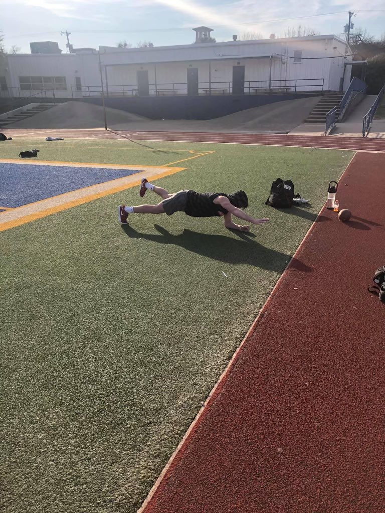 LHSFB5's tweet photo. Thankful for the opportunity to work out with @Matt_Hankins1 🙏 @LT_21Center https://t.co/4FJ9g49ozd