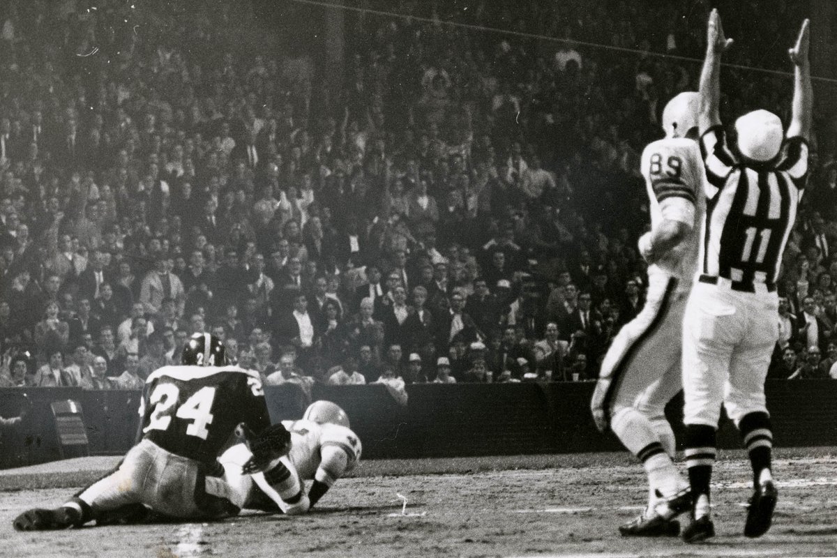Cleveland_PL's tweet image. Here we go, Brownies! Here we go!

Our Photograph Collection staff found a photo of Paul Warfield scoring a touchdown in the Oct 8, 1966 game vs. the Steelers. Cleveland @Browns won 41-10!  #GoBrowns #Browns