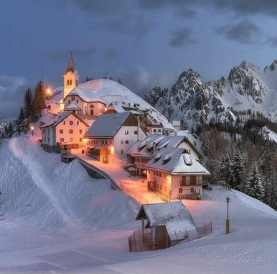 Regione Friuli Venezia Giulia.
Scorcio sul Borgo montano di Monte Santo di Lussari situato nel territorio di Camporosso frazione del comune di Tarvisio in provincia di Udine.
📷--> <a href="/NicolaChinella1/">Nicola Chinellato</a> #FVG #Udine #Tarvisio #neve #Alpi #montagna