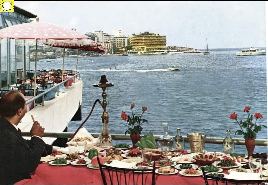 مقهى ومطعم البحري المطل على خليج السان جورج،
بيروت عام 1965م.