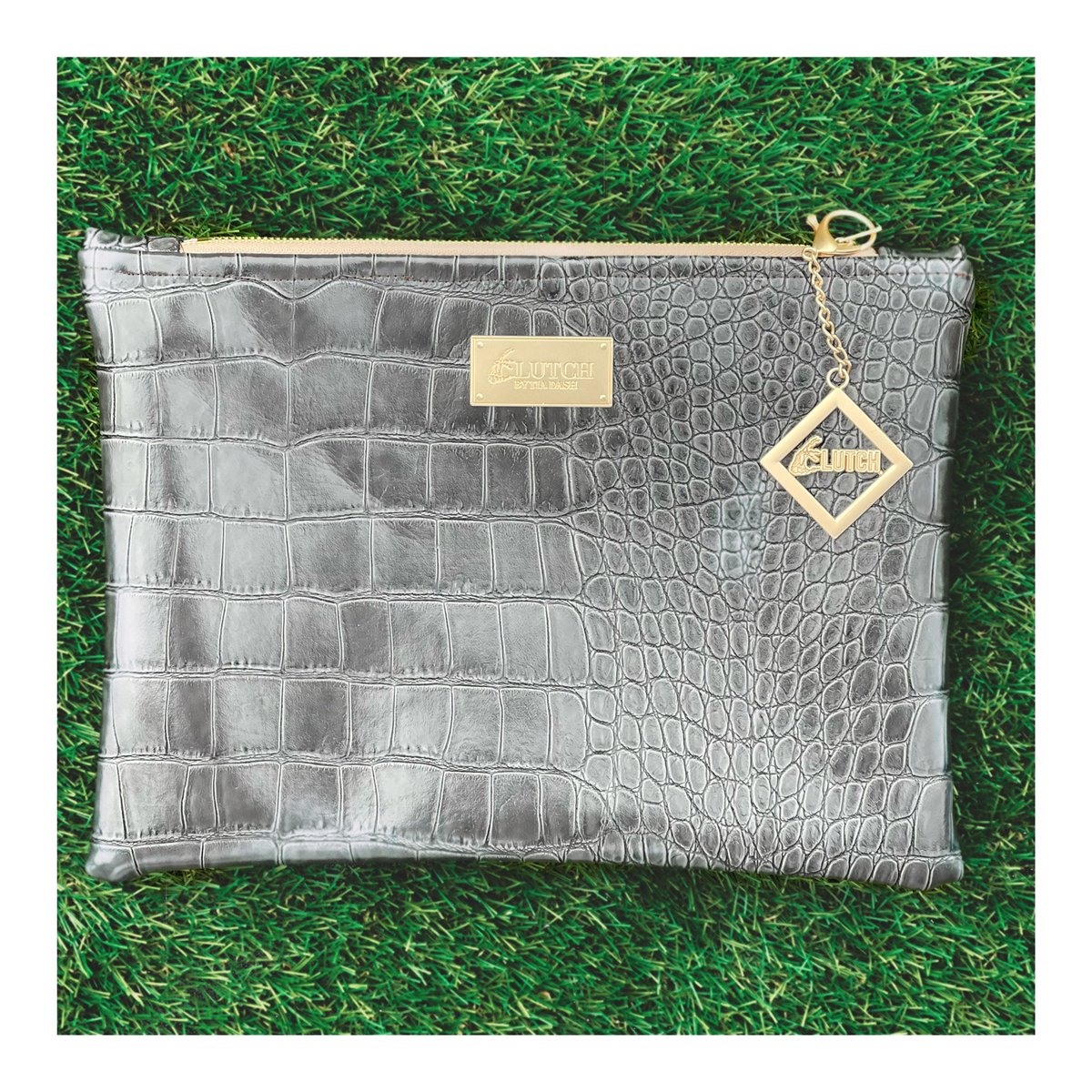 Tia_Dash's tweet photo. I run a black owned bag brand called @clutchbytiadash. Please RT this to help me build my customer base. I specialize in clutch purses but offer an assortment of different types of bags. This Serpent Collection will be available soon at https://t.co/zcjQE0O22i https://t.co/cXyI6gIWlP