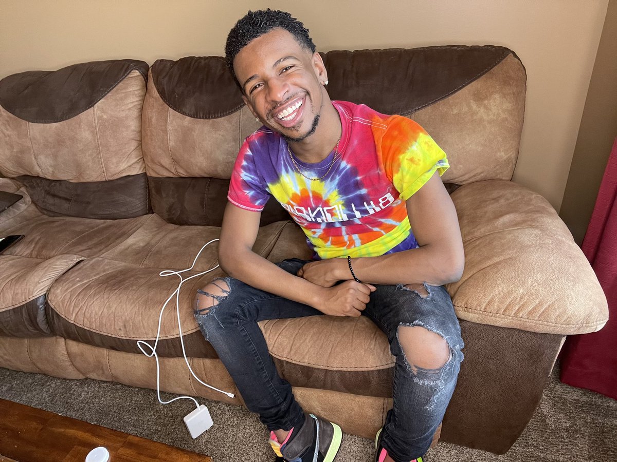 livingthroughJ's tweet photo. Only because I like my fit for today 😬✨ https://t.co/HYYTO1ZoAM