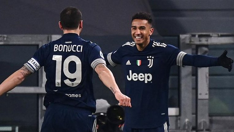 Radio1Rai's tweet photo. ⚽ Nel posticipo serale #JuveSassuolo 3-1: per i bianconeri terzo successo di fila
🗣️ I vostri commenti a #DomenicaSport con l'hashtag #TuttoIlCalcio https://t.co/VURo6qClvz