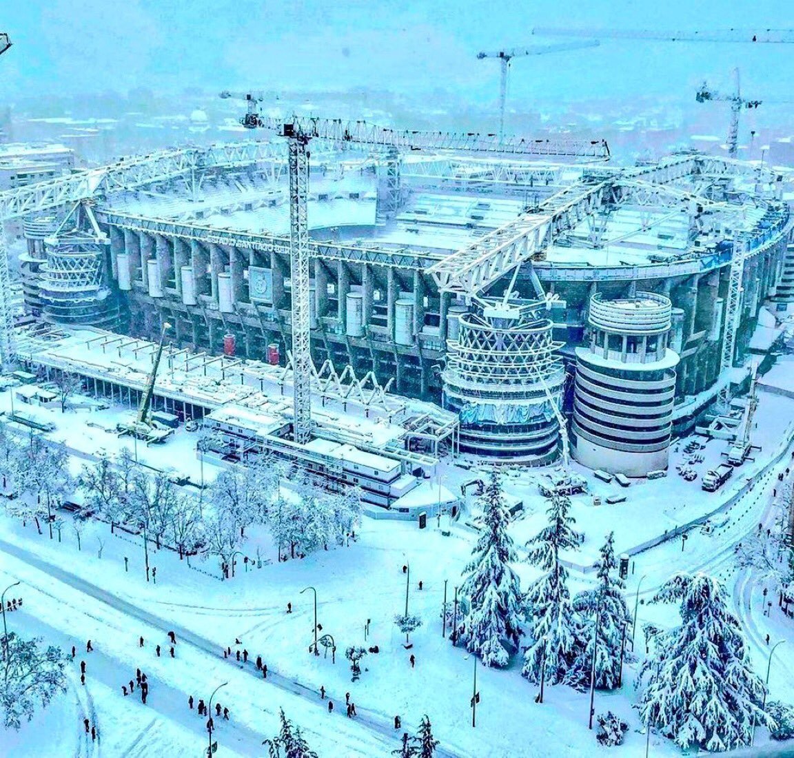 Le stade Santiago-Bernabéu tout de blanc vêtu après les chutes de neige sur Madrid. ❄️
