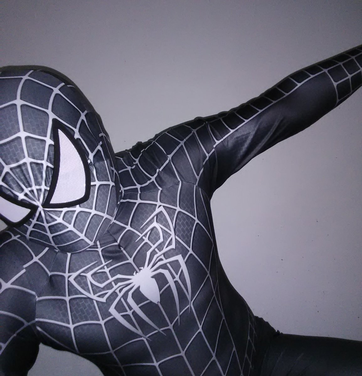 衣服并不紧，因为胖才撑了起来