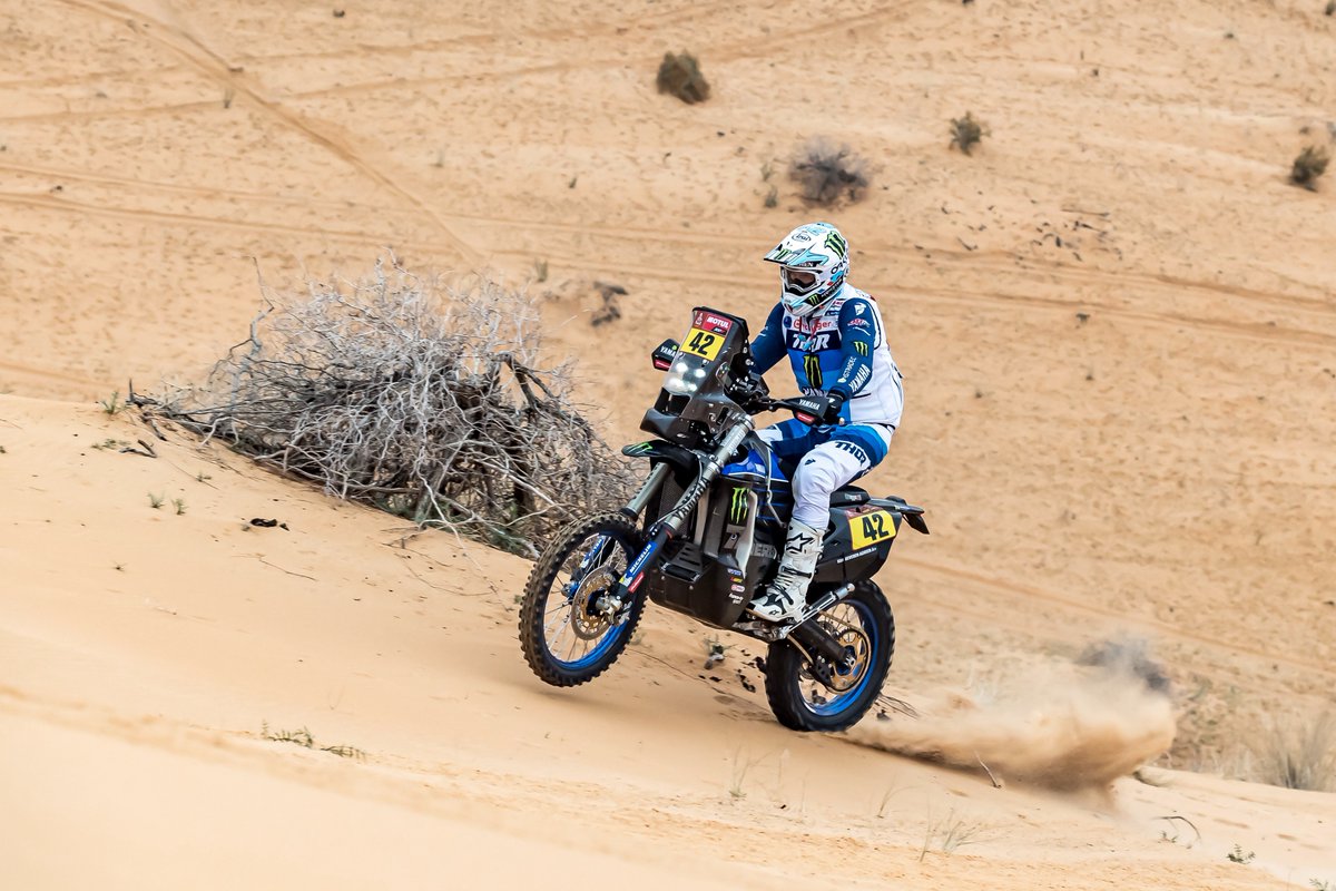 🇬🇧 Stage 7 (1/2) First part of the marathon stage is over! Adrien had to work on his bike by himself, once arrived at the bivouac, after a clean stage with good rhythm. The bike and the tyres have been preserved. @yamaharacingcom @dakar @HeliteOfficial #Dakar2021