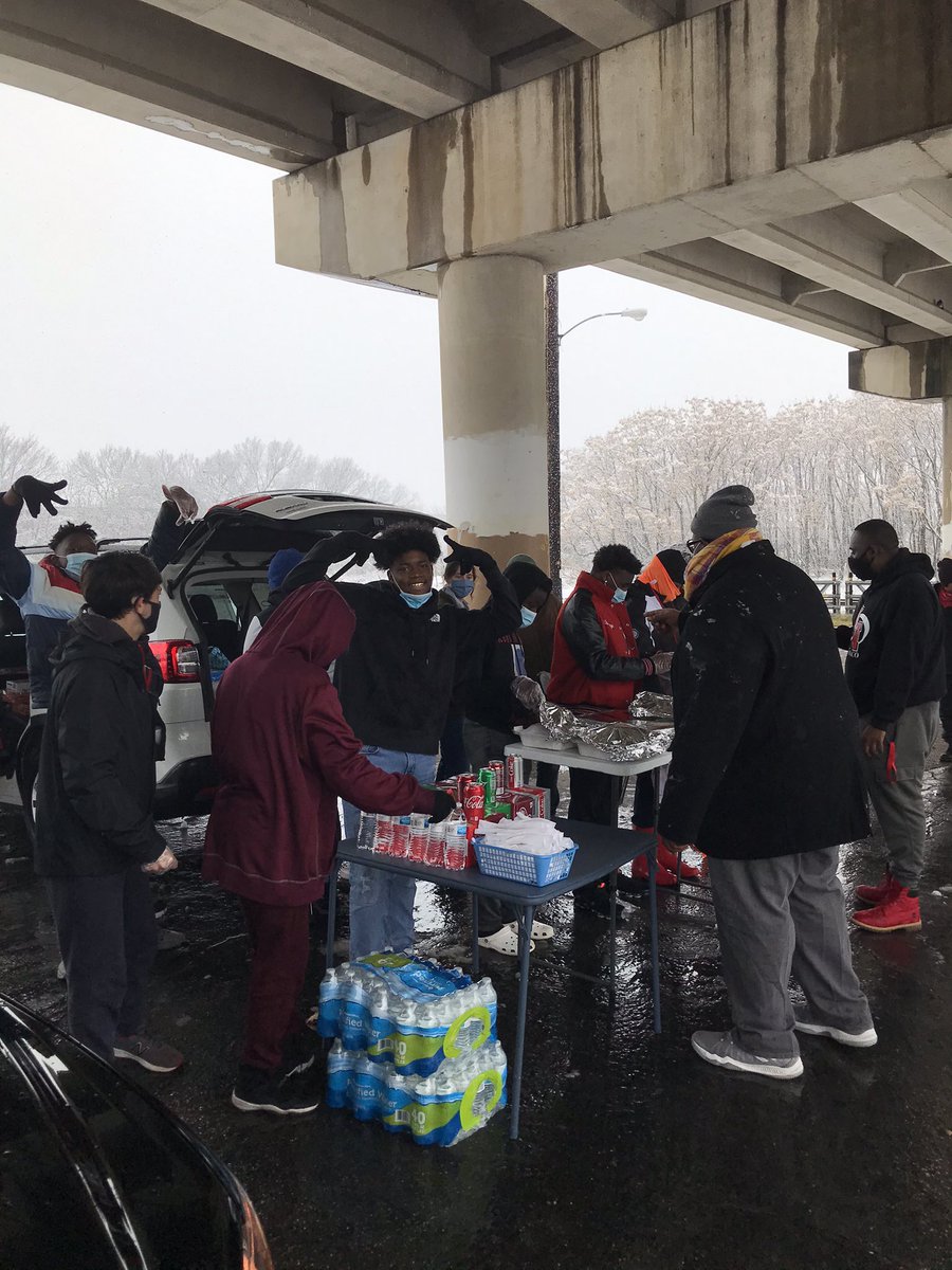 Despite the weather Mentor Waco still came out and had a grand time serving at the homeless garden today. They played in the snow and served hot chili with cornbread and peach cobbler! #mentorwaco
