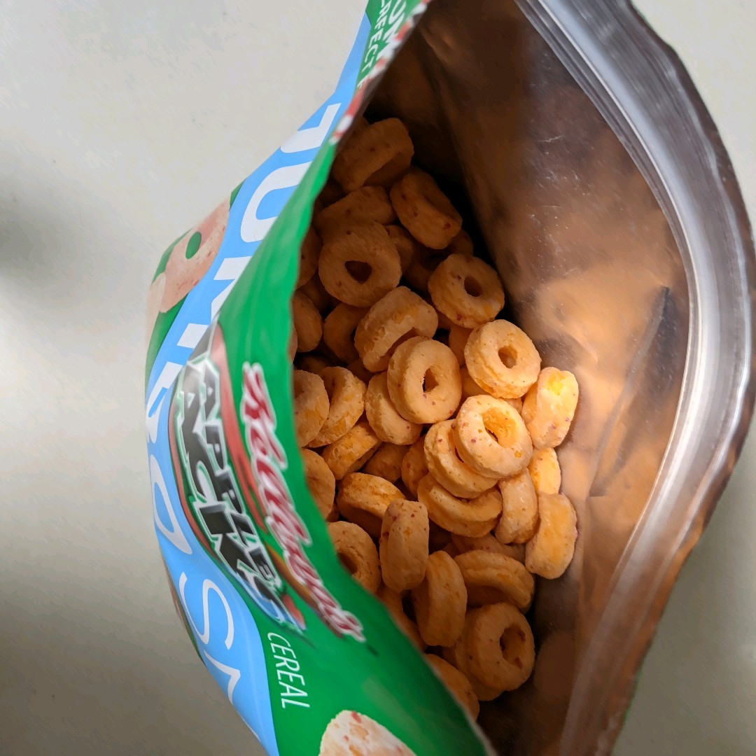 lisa_pecora's tweet photo. Snack size Apple Jacks!! So delicious 😋😋 #JumboSnax #contest #complimentary @KelloggsUS @Influenster https://t.co/QVbiCI3Sfq