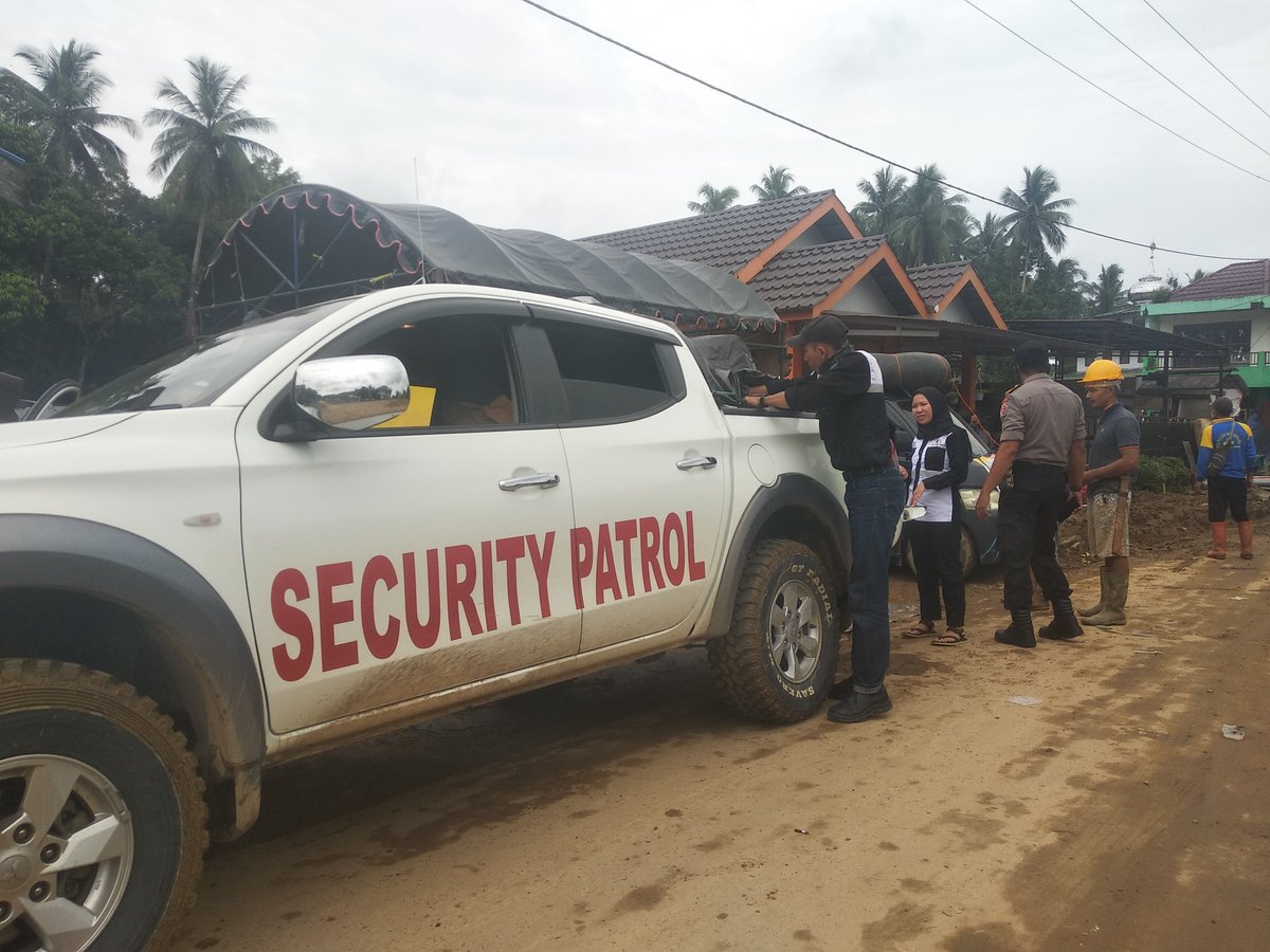 PT_PAS911's tweet photo. Semoga bencana cepat usai..,
meski jarak cukup jauh..team tanggap darurat PT.PAS 911 bisa sampai ke lokasi Banjir di daerah Hantakan, Kab.Barabai.Kalsel..

#Team.Reaksi.Cepat.911#
#PAS.911JAYA.#
#Peduli lingkungan#
#info.bencana#
#info.Basarnas#
#Relawan.indonesia# https://t.co/1TQuQHQrUn
