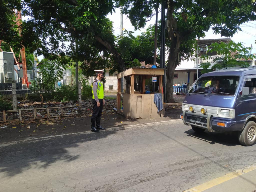 LantasSitubondo's tweet photo. 14.15 Wib. Pengaturan arus lalu lintas di jembatan rohana, arus lalu lintas buka tutup namun tetap lancar.
#ntmcpolri
#rtmcjatim
#jawatimurbangkit 
#polantasindonesia
@IndahCf2009 https://t.co/iGNQK3N4aF