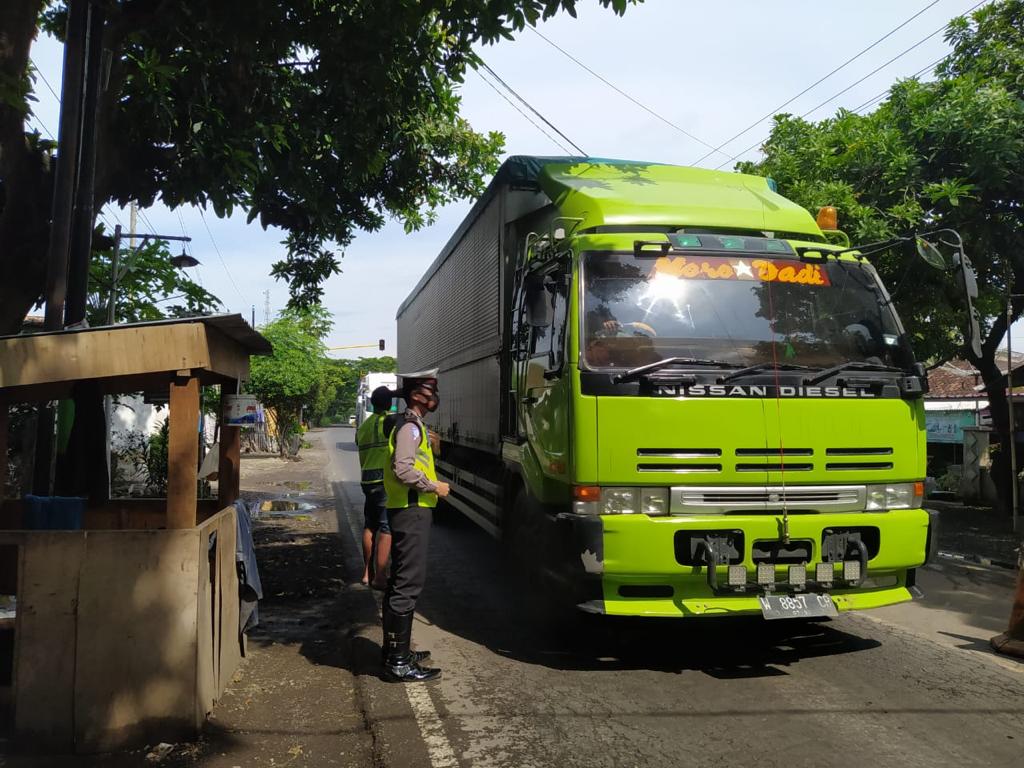 LantasSitubondo's tweet photo. 14.15 Wib. Pengaturan arus lalu lintas di jembatan rohana, arus lalu lintas buka tutup namun tetap lancar.
#ntmcpolri
#rtmcjatim
#jawatimurbangkit 
#polantasindonesia
@IndahCf2009 https://t.co/iGNQK3N4aF