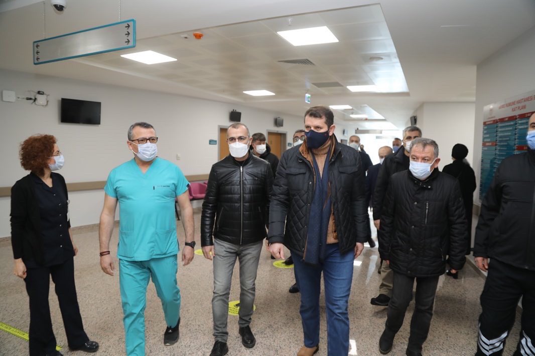 Sivas_Num_Hast's tweet photo. Valimiz Salih AYHAN, Hastanemizin Acil Servisini ziyaret etti. Hastalara geçmiş olsun dileklerini ileten Valimiz  AYHAN, Hastane yönetiminden Covid-19 salgınına karşı yürütülen aşılama çalışmaları hakkında bilgi aldı.

#COVID19 #sivas #sivasnumune #sivasnumunehastanesi https://t.co/bhb4myhOu0