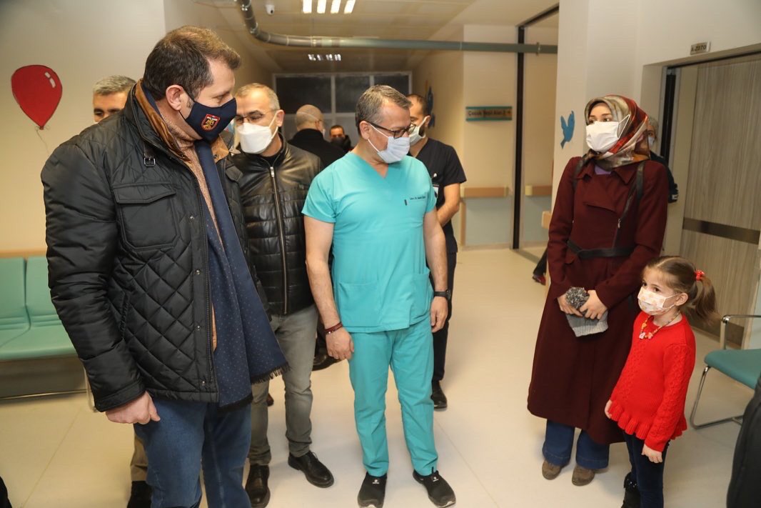 Sivas_Num_Hast's tweet photo. Valimiz Salih AYHAN, Hastanemizin Acil Servisini ziyaret etti. Hastalara geçmiş olsun dileklerini ileten Valimiz  AYHAN, Hastane yönetiminden Covid-19 salgınına karşı yürütülen aşılama çalışmaları hakkında bilgi aldı.

#COVID19 #sivas #sivasnumune #sivasnumunehastanesi https://t.co/bhb4myhOu0
