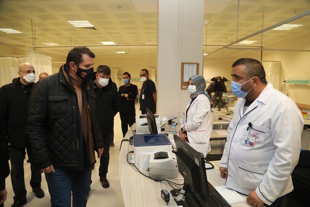 Sivas_Num_Hast's tweet photo. Valimiz Salih AYHAN, Hastanemizin Acil Servisini ziyaret etti. Hastalara geçmiş olsun dileklerini ileten Valimiz  AYHAN, Hastane yönetiminden Covid-19 salgınına karşı yürütülen aşılama çalışmaları hakkında bilgi aldı.

#COVID19 #sivas #sivasnumune #sivasnumunehastanesi https://t.co/bhb4myhOu0